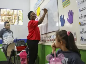 Mudanças no Fundeb feitas no governo Bolsonaro podem reajustar piso dos professores abaixo da inflação em 2026