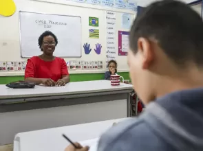 Alta qualificação não garante igualdade para professores negros no acesso aos mesmos cargos que brancos, diz pesquisa