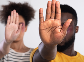 52,2% dos brasileiros não sabe como denunciar casos de racismo, aponta estudo