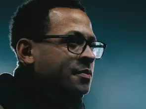 Chelsea anuncia o segundo técnico negro de sua história e décimo segundo na primeira divisão da Inglaterra