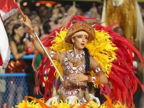 Salgueiro fecha desfiles com homenagem à Rosa Magalhães