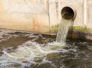 Bahia lança 780 milhões de litros de esgoto por dia e maioria da população segue sem rede