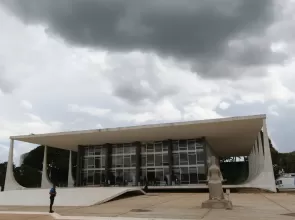 STF adia para 25 de março julgamento sobre suspensão de penduricalhos