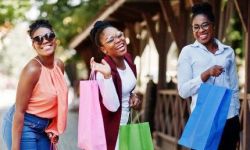 tres-muchachas-afroamericanas-casuales-bolsas-colores-caminando-al-aire-libre-elegante-mujer-negra-compras_151355-4738-e1773685665148.jpg