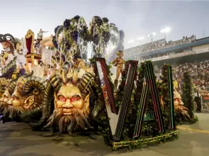 Vai-Vai entra na avenida para celebrar a história e a coragem da Pauliceia