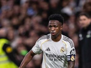 Mais um ataque a Vini Jr mobiliza Fifa e craques do futebol após jogo em Lisboa