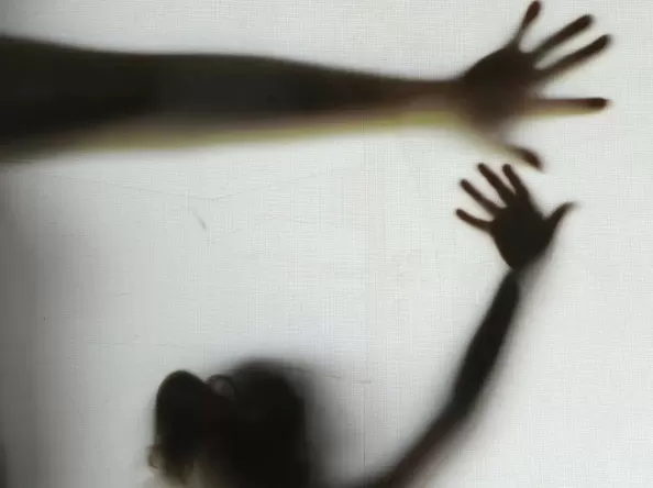 Homem de 35 anos e mãe de menina de 12 anos são presos por estupro de vulnerável em MG