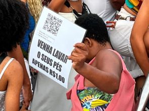 Lava-pés de R$ 1 chama atenção em Festa de Iemanjá em meio a renda baixa na Bahia